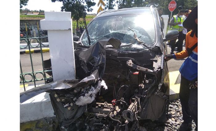 Lengah, Satu Unit Mobil Terserempet Kereta Api di Jombang Lengah, Satu Unit Mobil Terserempet Kereta Api di Jombang