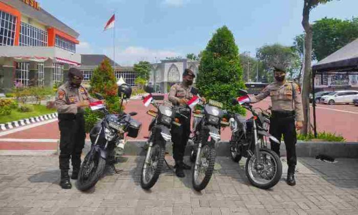 Polres Gresik Pasang Bendera Merah Putih di Kendaraan Dinas Polres Gresik Pasang Bendera Merah Putih di Kendaraan Dinas