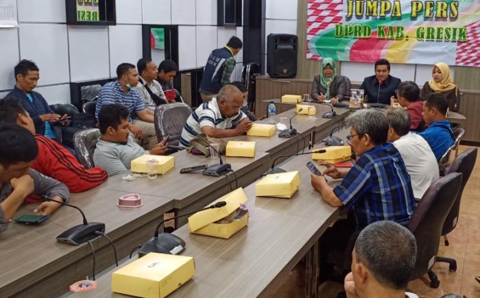 Jenguk Pasien Covid-19 di Gresik Harus Beli APD Rp 350 Ribu Jenguk Pasien Covid-19 di Gresik Harus Beli APD Rp 350 Ribu