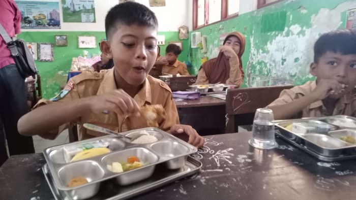 Program Makan Bergizi Gratis Mulai Dilakukan untuk Siswa di Modung Bangkalan Program Makan Bergizi Gratis Mulai Dilakukan untuk Siswa di Modung Bangkalan