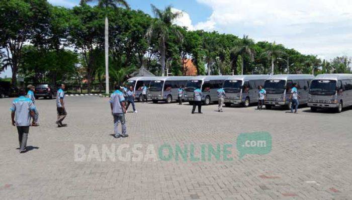 Sopir Minibus Pengantar Peziarah Makam Maulana Malik Ibrahim Demo Pemkab