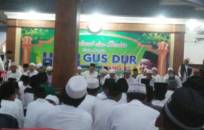 Mbah Bolong: Gus Dur Tetap Menerangi Mbah Bolong: Gus Dur Tetap Menerangi