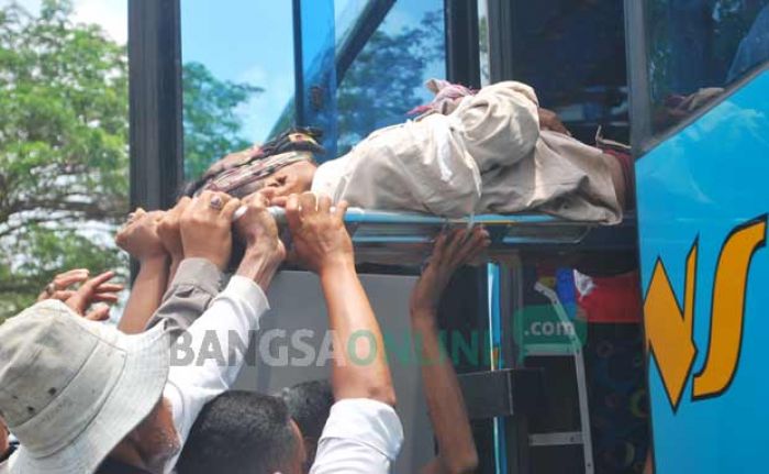 Sopir Bus Pariwisata di Ngawi Tewas saat Menyetir Sopir Bus Pariwisata di Ngawi Tewas saat Menyetir