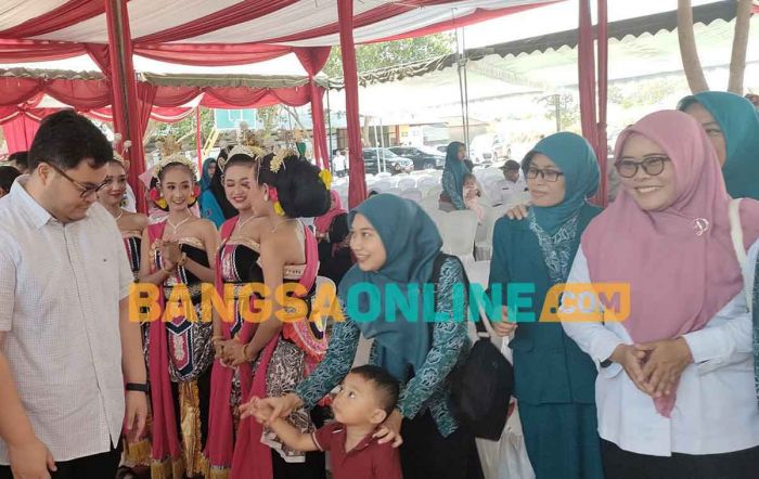 Mas Dhito Serahkan Hadiah Juara Lomba Desa dan 10 Program Pokok PKK se-Kabupaten Kediri 2023 Mas Dhito Serahkan Hadiah Juara Lomba Desa dan 10 Program Pokok PKK se-Kabupaten Kediri 2023