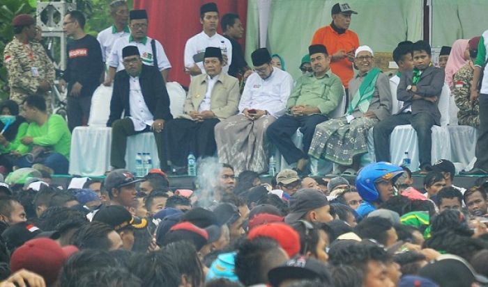 Hadir di Kampanye Basudewa, KH Machsoem Faqih: Jangan Pilih Bupati Perempuan Hadir di Kampanye Basudewa, KH Machsoem Faqih: Jangan Pilih Bupati Perempuan