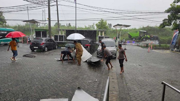 Hujan Deras dan Angin Kencang Rusak RSUD Ploso Jombang