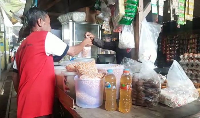 Meski HET Dicabut, Warga Tuban Masih Kesulitan dapat Minyak Goreng Meski HET Dicabut, Warga Tuban Masih Kesulitan dapat Minyak Goreng