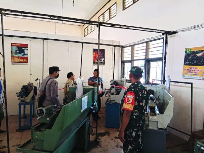 Siswa SMKN Tambakboyo Tuban Tewas Tersengat Listrik saat Praktik Menggunakan Mesin Bubut Siswa SMKN Tambakboyo Tuban Tewas Tersengat Listrik saat Praktik Menggunakan Mesin Bubut