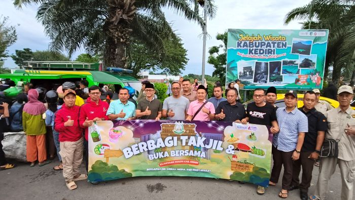 Bersama LSM, Kejari Kabupaten Kediri Bagikan Takjil Gratis di Kawasan SLG Bersama LSM, Kejari Kabupaten Kediri Bagikan Takjil Gratis di Kawasan SLG