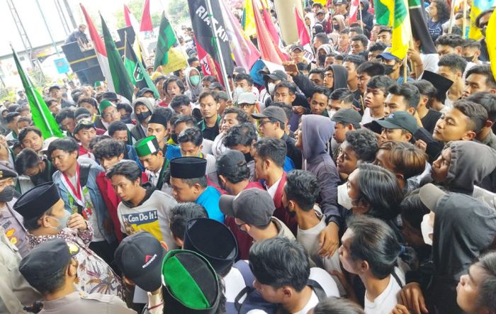 Tolak Kenaikan Harga BBM, Ribuan Mahasiswa Geruduk Gedung DPRD Jember Tolak Kenaikan Harga BBM, Ribuan Mahasiswa Geruduk Gedung DPRD Jember