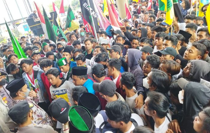 Tolak Kenaikan Harga BBM, Ribuan Mahasiswa Geruduk Gedung DPRD Jember