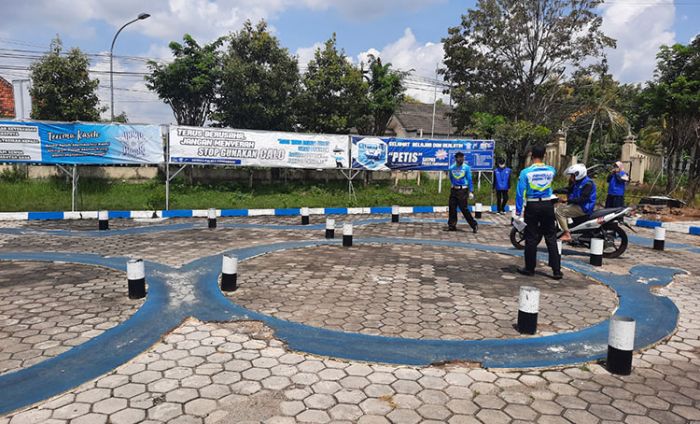 Satlantas Polres Pamekasan Hadirkan Program Petis bagi Pemohon SIM Satlantas Polres Pamekasan Hadirkan Program Petis bagi Pemohon SIM