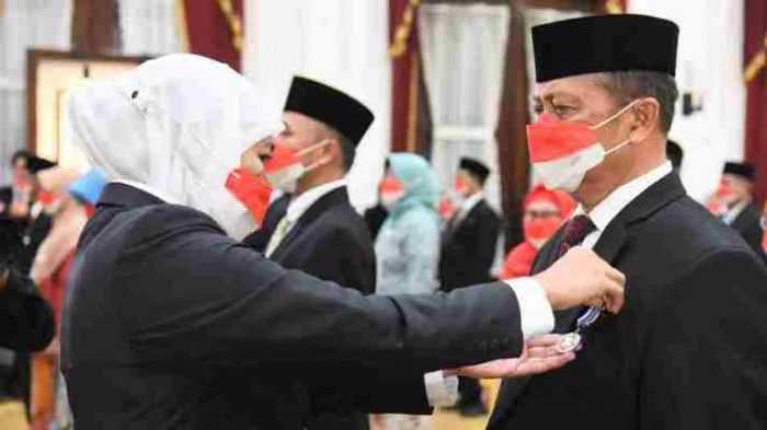 Gubernur Khofifah Sematkan Langsung Anugerah Satyalancana Karya Satya 2022 pada 150 ASN Jatim Gubernur Khofifah Sematkan Langsung Anugerah Satyalancana Karya Satya 2022 pada 150 ASN Jatim