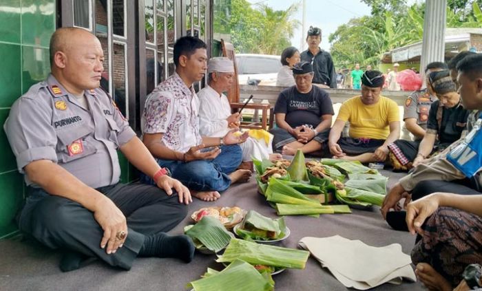 Kapolsek Krembung Takziah dan Bantu Pemakaman Warga Kapolsek Krembung Takziah dan Bantu Pemakaman Warga