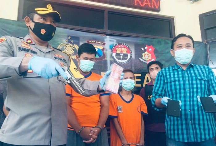 Duo Perampok Bersenjatakan Pistol Korek Api Diringkus, Polisi Amankan 6 HP dan Sisa Uang Rp23 Juta Duo Perampok Bersenjatakan Pistol Korek Api Diringkus, Polisi Amankan 6 HP dan Sisa Uang Rp23 Juta