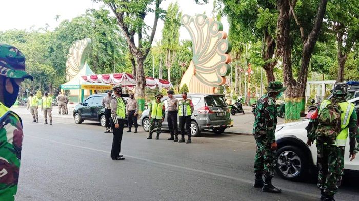 Gelar Operasi Yustisi Prokes, Tim Gabungan di Sumenep Tertibkan Para Pemakai Masker Gelar Operasi Yustisi Prokes, Tim Gabungan di Sumenep Tertibkan Para Pemakai Masker