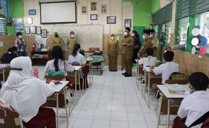 Didampingi Plt. Kadispendik Gresik, Bupati Gus Yani Tinjau PTM di Hari Pertama Didampingi Plt. Kadispendik Gresik, Bupati Gus Yani Tinjau PTM di Hari Pertama
