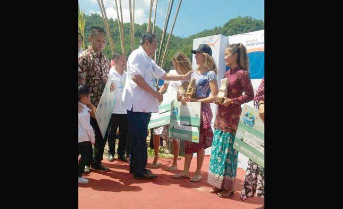 SBY Serahkan Piala kepada Pemenang Asian Surfing Championship Hello Pacitan Flaming of The Sea SBY Serahkan Piala kepada Pemenang Asian Surfing Championship Hello Pacitan Flaming of The Sea