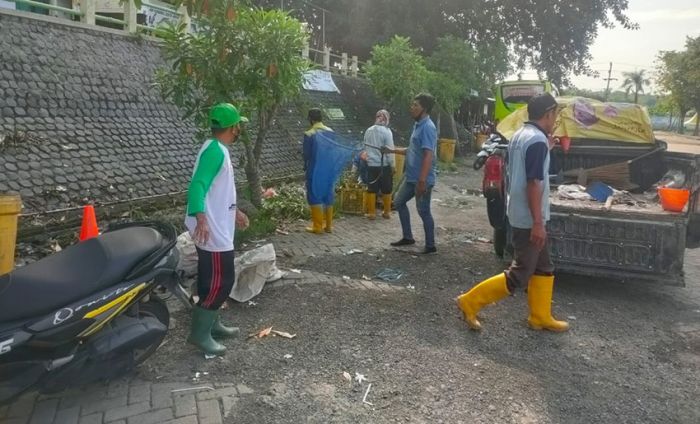 URC DPUTR Gresik dan Pemdes Sekarkurung Bersihkan Parkir Peziarah Makam Sunan Giri