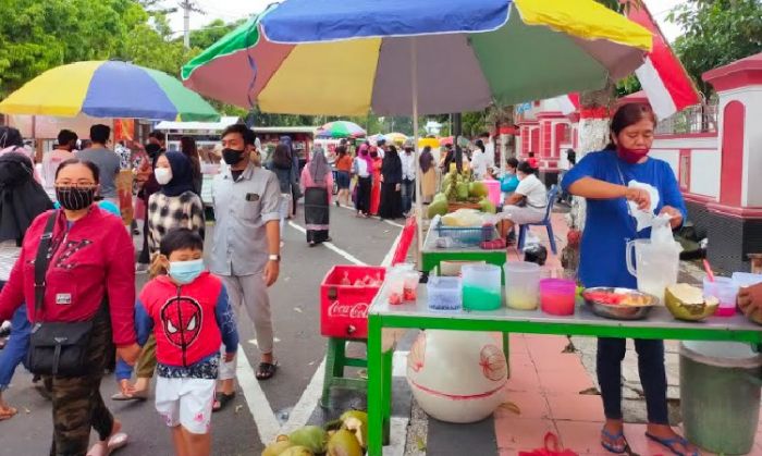 Pasar Takjil Kota Blitar Digelar, Petugas Satpol PP Siaga Tertibkan Prokes
