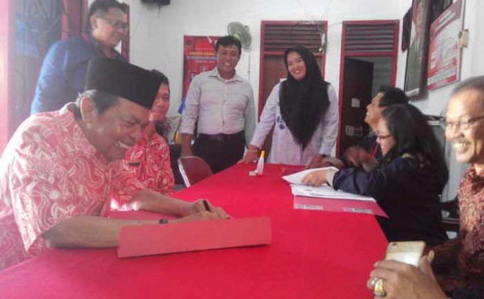 Masud Yunus dan Harlis Kembalikan Formulir Pendaftaran Cawali-Cawawali dari PDIP Masud Yunus dan Harlis Kembalikan Formulir Pendaftaran Cawali-Cawawali dari PDIP