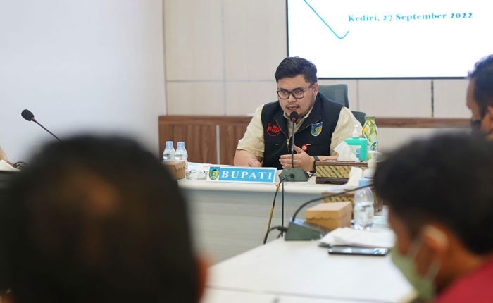 Bupati Kediri Ingatkan Bansos Tidak untuk Sanak-Saudara Perangkat Desa atau RT/RW Bupati Kediri Ingatkan Bansos Tidak untuk Sanak-Saudara Perangkat Desa atau RT/RW