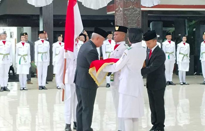 Pj Bupati Nganjuk Kukuhkan Paskibraka HUT ke-79 RI Pj Bupati Nganjuk Kukuhkan Paskibraka HUT ke-79 RI