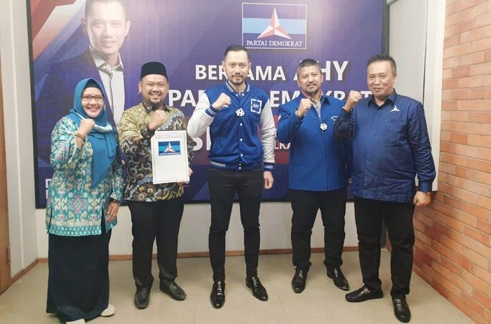 Resmi Terima Rekom dari Demokrat, Gus Yani dan Ning Min Siap Tarung di Pilbup Gresik 2020 Resmi Terima Rekom dari Demokrat, Gus Yani dan Ning Min Siap Tarung di Pilbup Gresik 2020