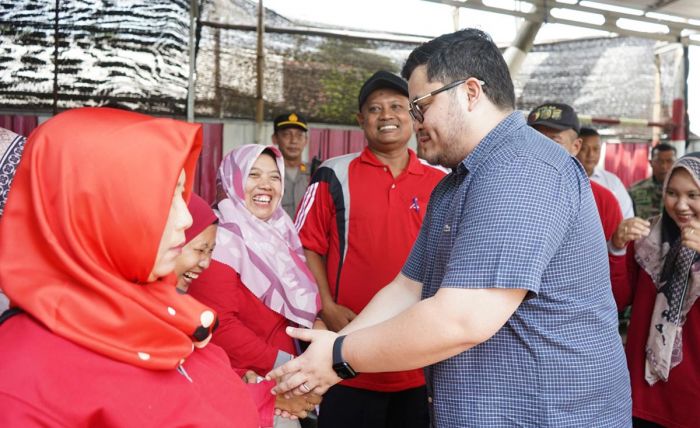 Kunjungi Warga Terdampak Kerusuhan Ngadiluwih, Dhito: Keselamatan dan Keamanan Tanggung Jawab Kami