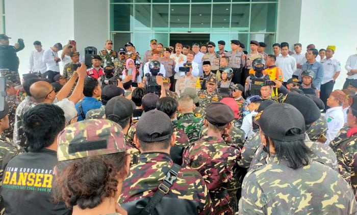 Soal Logo Kopi Kapiten yang Ditutup, Banser Geruduk Gedung Pemkab Tuntut Pj Bupati Minta Maaf Soal Logo Kopi Kapiten yang Ditutup, Banser Geruduk Gedung Pemkab Tuntut Pj Bupati Minta Maaf