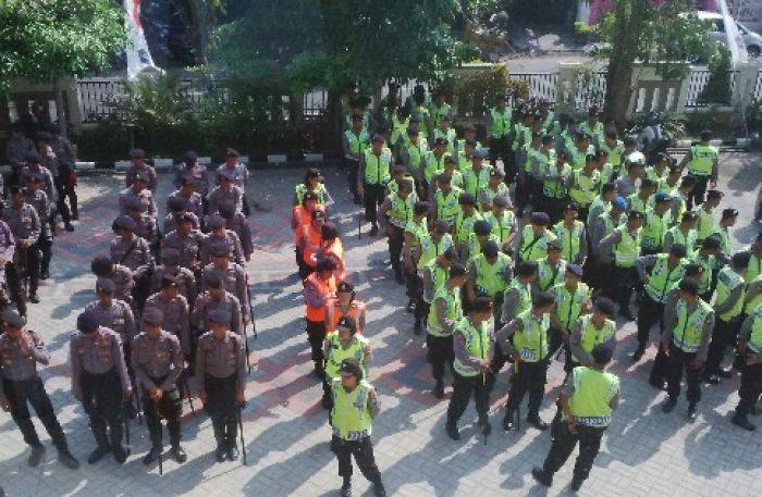 700 Petugas Diterjunkan Amankan Pelantikan Anggota DPRD Lamongan 700 Petugas Diterjunkan Amankan Pelantikan Anggota DPRD Lamongan