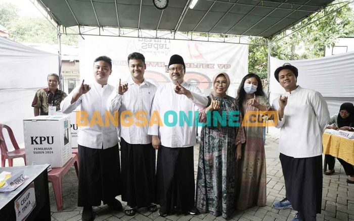 Gus Ipul Bersama Keluarga Nyoblos di TPS 4 Kelurahan Gayungan Surabaya Gus Ipul Bersama Keluarga Nyoblos di TPS 4 Kelurahan Gayungan Surabaya