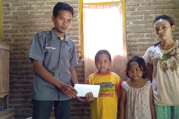 PWI Tuban Santuni 2 Bocah di Bangilan yang Ditinggal Orang Tuanya PWI Tuban Santuni 2 Bocah di Bangilan yang Ditinggal Orang Tuanya