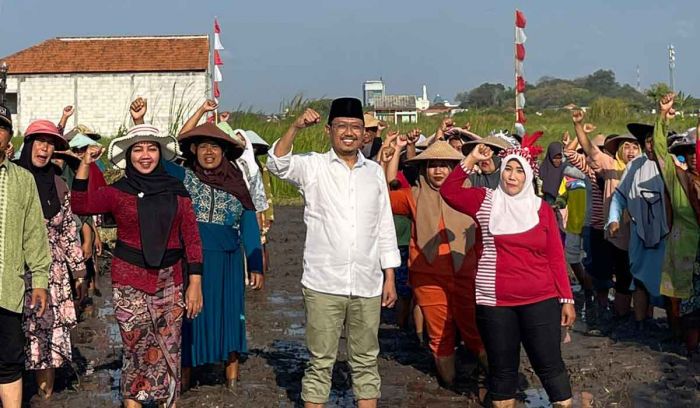 Barikade Gus Dur Gelar Upacara di Sawah saat Peringati HUT ke-80 RI Barikade Gus Dur Gelar Upacara di Sawah saat Peringati HUT ke-80 RI