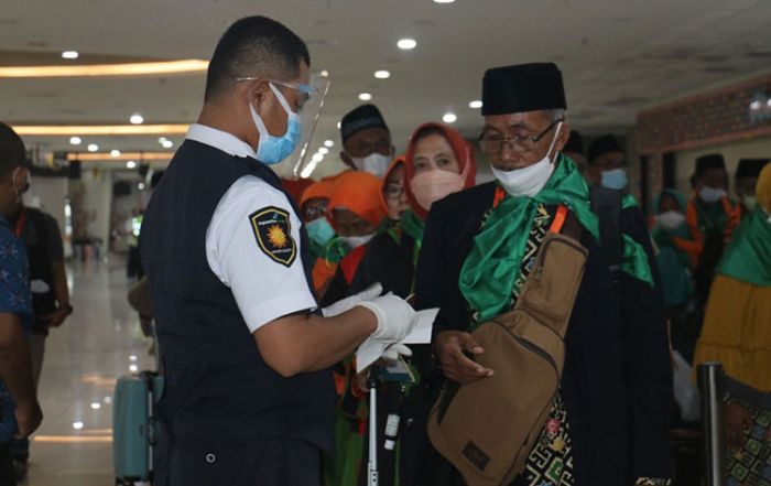 Ratusan Jamaah Umrah Berangkat dari Bandar Udara Internasional Juanda Ratusan Jamaah Umrah Berangkat dari Bandar Udara Internasional Juanda