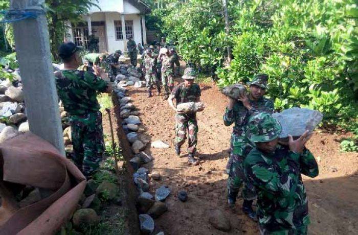 Perbaiki Jalan Berlumpur di Mojowarno, Demi Suksesnya TMMD Perbaiki Jalan Berlumpur di Mojowarno, Demi Suksesnya TMMD