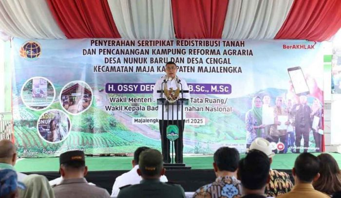Wamen ATR/BPN Serahkan 1.641 Sertifikat di Majalangka Wamen ATR/BPN Serahkan 1.641 Sertifikat di Majalangka