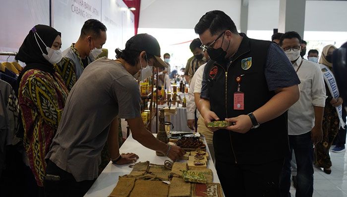 Sejumlah Kebijakan Bupati Kediri Dianggap Tepat Atasi Dampak Kenaikan Harga BBM Sejumlah Kebijakan Bupati Kediri Dianggap Tepat Atasi Dampak Kenaikan Harga BBM