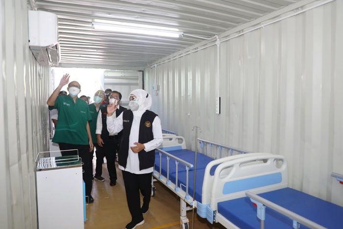 Sulap Kontainer Jadi Triage Pasien Covid-19, Khofifah: RSUD dr. Soetomo Harus Tetap Beri Pelayanan Sulap Kontainer Jadi Triage Pasien Covid-19, Khofifah: RSUD dr. Soetomo Harus Tetap Beri Pelayanan