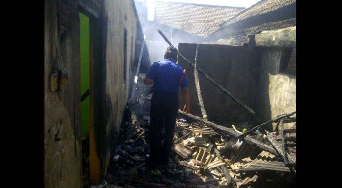 Ngisi Bensin Nyambi Masak, Rumah di Kediri Hangus Terbakar Ngisi Bensin Nyambi Masak, Rumah di Kediri Hangus Terbakar