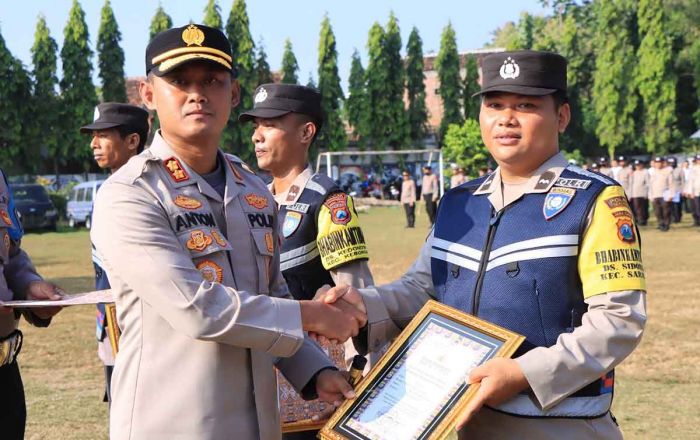 Kapolres Madiun Beri Penghargaan untuk 3 Bhabinkamtibmas Berprestasi