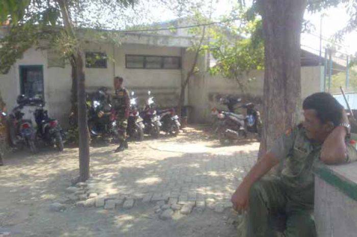 Kasus Sandal Berlafadz Allah: Komisi A Minta Disnakertrans dan Diskop Gresik Intens Awasi Perusahaan Kasus Sandal Berlafadz Allah: Komisi A Minta Disnakertrans dan Diskop Gresik Intens Awasi Perusahaan