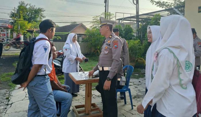 Polisi di Sidoarjo Edukasi Pelajar soal Berkendara Polisi di Sidoarjo Edukasi Pelajar soal Berkendara