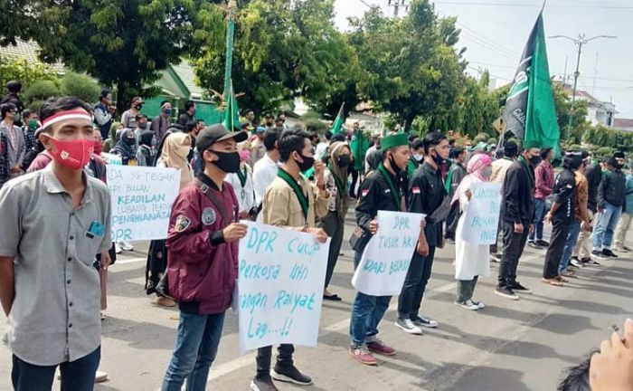 Mahasiswa Sumenep Bacakan Surat Yasin Sebagai Ungkapan Duka Cita Atas Hilangnya Akal Sehat DPR Mahasiswa Sumenep Bacakan Surat Yasin Sebagai Ungkapan Duka Cita Atas Hilangnya Akal Sehat DPR