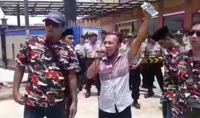 Puluhan Massa Demo Desak DPRD Pamekasan Stop Reklamasi Lahan Mangrove di Tlanakan Puluhan Massa Demo Desak DPRD Pamekasan Stop Reklamasi Lahan Mangrove di Tlanakan