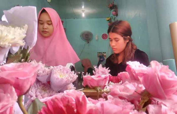Fatwa Haram MUI Membuat Penjual Pernak-pernik Valentine di Gresik Resah Fatwa Haram MUI Membuat Penjual Pernak-pernik Valentine di Gresik Resah
