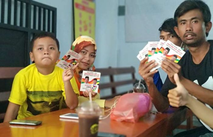 Cindy dan Sigit, Penyandang Tuna Rungu Asal Pacitan Nyatakan Dukungannya untuk Jokowi Cindy dan Sigit, Penyandang Tuna Rungu Asal Pacitan Nyatakan Dukungannya untuk Jokowi