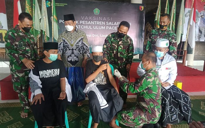 Kodim 0815/Mojokerto Gencarkan Serbuan Vaksinasi Pondok Pesantren Kodim 0815/Mojokerto Gencarkan Serbuan Vaksinasi Pondok Pesantren
