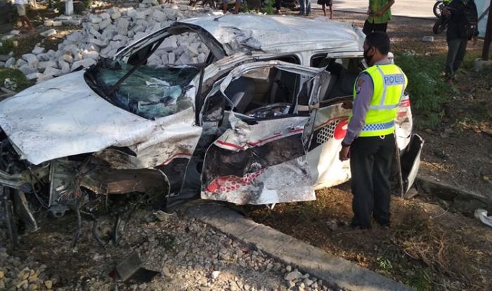 Mobil Ditabrak KA di Lamongan, Seorang Balita Tewas dan Sopir Luka Parah