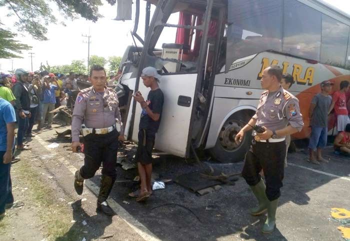 Tabrakan Karambol Tiga Bus di Ngawi, 12 Orang Luka-luka Tabrakan Karambol Tiga Bus di Ngawi, 12 Orang Luka-luka